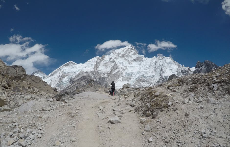 Nearly 1,000 Climbers Attempt Everest Ascent