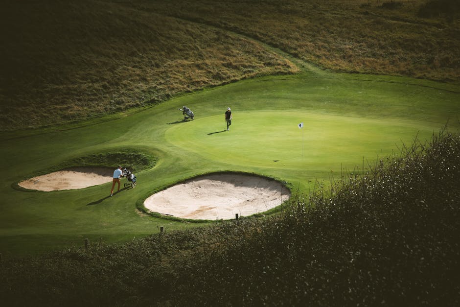 Smalley Surges to Two-Shot Lead at 6 Under