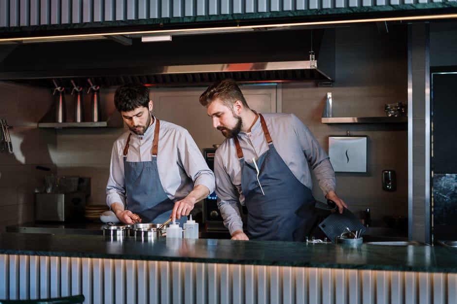 Top UK Chefs Call for Cutting VAT for Pubs and Restaurants to 10% - VirentaNews