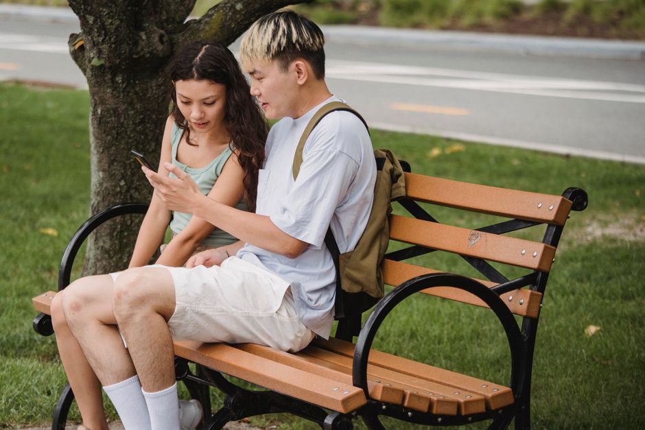 BBC Reveals: Social Media Research Surges Among Young People - VirentaNews