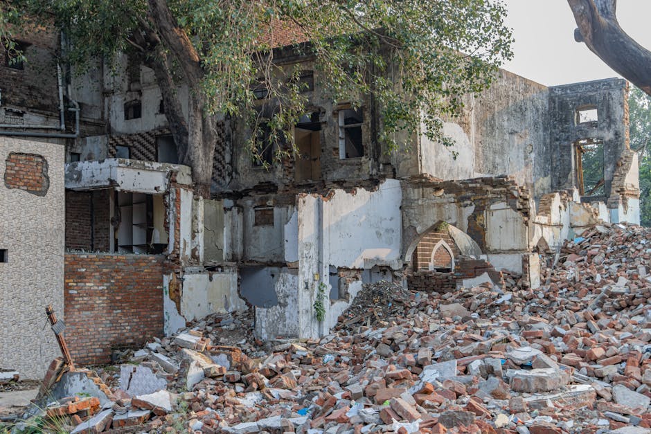 Fire tears through New Delhi building, killing at least 18 - VirentaNews