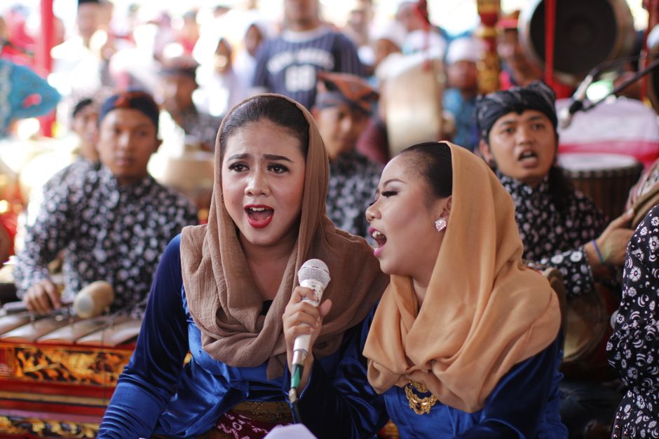 Iranian Singer Sentenced to 74 Lashes for Performing Without Hijab - VirentaNews