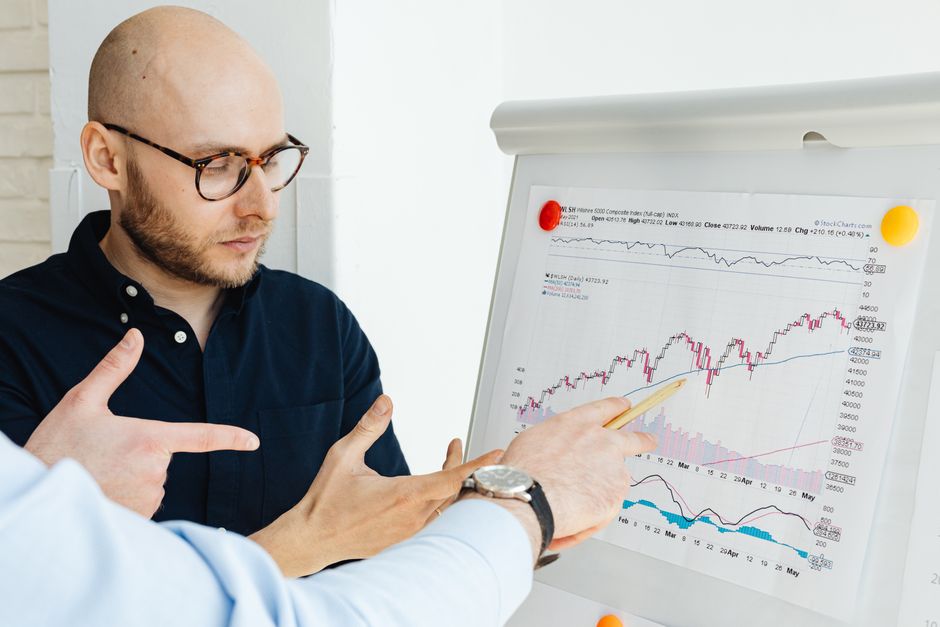 Nasdaq Fears: Top Analyst Warns of Bubble Popping in 2026 Tech Boom