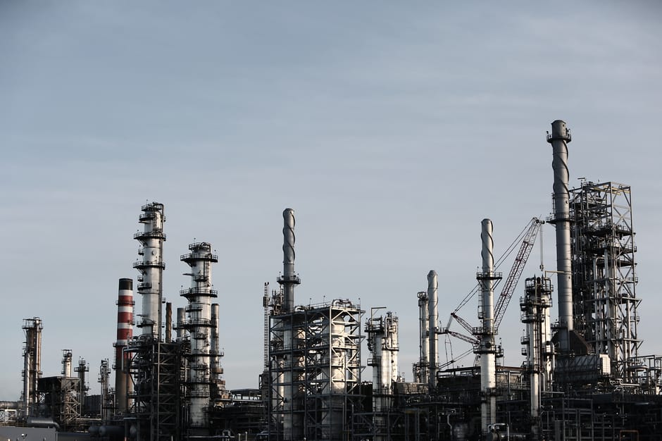 Oil Prices Drop 8% as US and Iran Near Deal