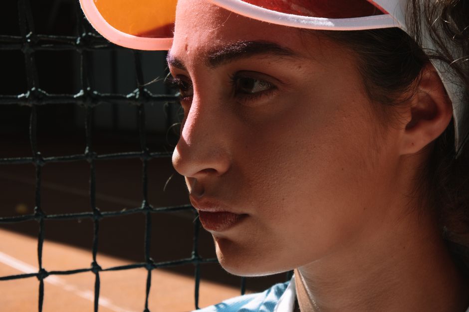 Iga Swiatek Wins Wimbledon First Round Amid Emotional Turbulence - VirentaNews